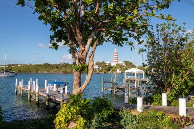 Hope Town, Abacos, Bahamalar - 26 Mart 2024: Rıhtım ve Elbow Cay 'deki deniz feneri manzarası