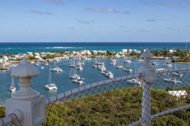 Hope Town, Elbow Cay, Bahamas - 26 Mart 2024: Elbow Lighthouse 'daki gözlem güvertesinden görülen filikalar.