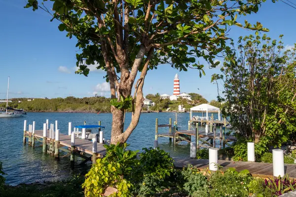 Hope Town, Abacos, Bahamalar - 26 Mart 2024: Rıhtım ve Elbow Cay 'deki deniz feneri manzarası