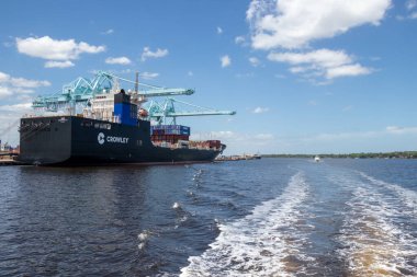 Jacksonville, Florida, Birleşmiş Devletler - 29 Nisan 2024: Konteynır gemisi Taino 2018 yılında inşa edildi ve 220 metre uzunluğunda ve 32 metrelik bir kirişe sahiptir..
