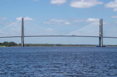 Jacksonville, Ontario, Kanada - 29 Nisan 2024: Dames Point Köprüsü resmi olarak Napolyon Bonaparte Broward Köprüsü 'dür. St. Johns Nehri üzerinde kablo destekli bir köprü..