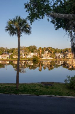 St. Augustine, Florida, ABD - 25 Mayıs 2024: Tarihi bölgedeki Maria Sanchez Gölü 'ndeki sular yansıyan evler.