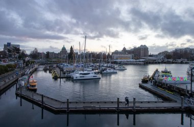 Victoria, British Columbia, Kanada - 7 Aralık 2024: Victoria Limanı 'na demirlemiş tekneler Aralık akşamı.