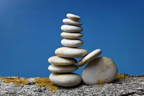 Verschillende Witte Zen Stenen Van Verschillende Vormen Gestapeld Balans Een — Stockfoto