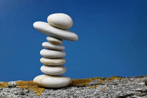 Varias Piedras Zen Blancas Diferentes Formas Apiladas Equilibrio Sobre Fondo — Foto de Stock