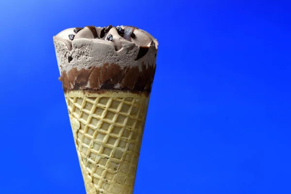 Конус Шоколадного Мороженого Синем Фоне — стоковое фото