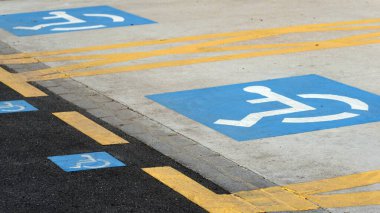 Şehir caddesinde engelli park yeri