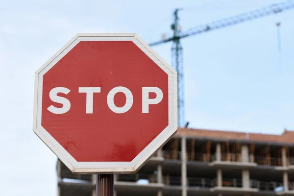Stopp Skylt Med Byggnad Uppbyggnad Och Kran Bakom Det Suddig — Stockfoto