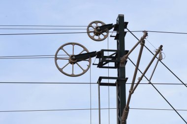 Yapılarda, karşı ağırlıklarda, kablolarda, makaralarda ve trenin tepesindeki metal viteslerde mekanik gerilim telafi sistemleri