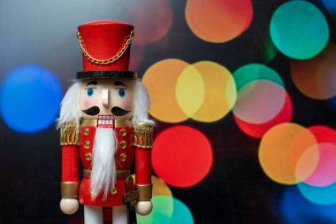 Geleneksel Noel Tahta Fındıkkıran Bebeği, arka planda sönmüş ışıklar