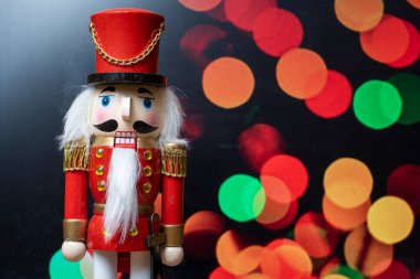 Geleneksel Noel Tahta Fındıkkıran Bebeği, arka planda sönmüş ışıklar