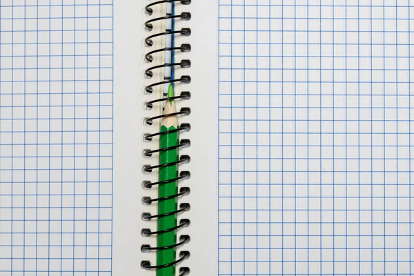 打开的笔记本 用彩色铅笔在圆圈中间写着正方形的纸 — 图库照片