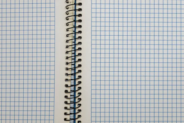 Caderno Aberto Folhas Papel Quadrado Com Lápis Coloridos Entre Anéis — Fotografia de Stock