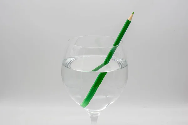 Refração Luz Demonstrada Copo Água Com Lápis Cor Verde — Fotografia de Stock