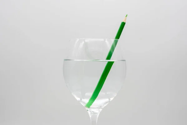 Refrakcja Światła Zademonstrowana Szklance Wody Zielonym Ołówkiem — Zdjęcie stockowe