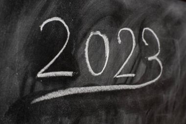 Yıl 2023 Tebeşirle karatahtaya yazılmış