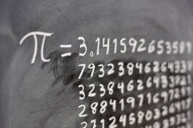 Tahtaya tebeşirle yazılmış matematiksel sayı Pi, sayılarla eşdeğerdir.