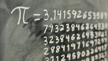 Tahtaya tebeşirle yazılmış matematiksel sayı Pi, sayılarla eşdeğerdir.
