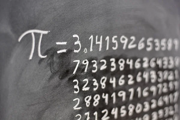 Nomor Matematis Ditulis Dengan Kapur Papan Tulis Dengan Ekuivalen Dalam Stok Foto