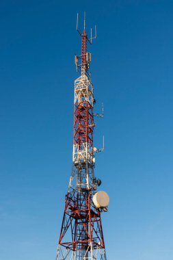 Arka planda mavi gökyüzü olan telekomünikasyon kuleleri