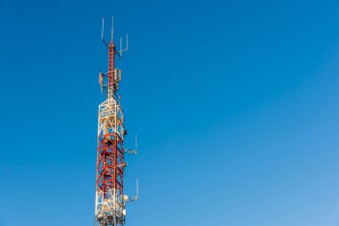 Arka planda mavi gökyüzü olan telekomünikasyon kuleleri