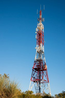 Arka planda mavi gökyüzü olan telekomünikasyon kuleleri