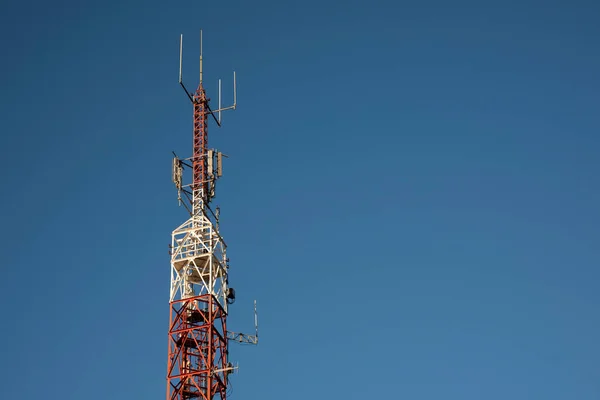 Torres Telecomunicaciones Con Cielo Azul Fondo —  Fotos de Stock