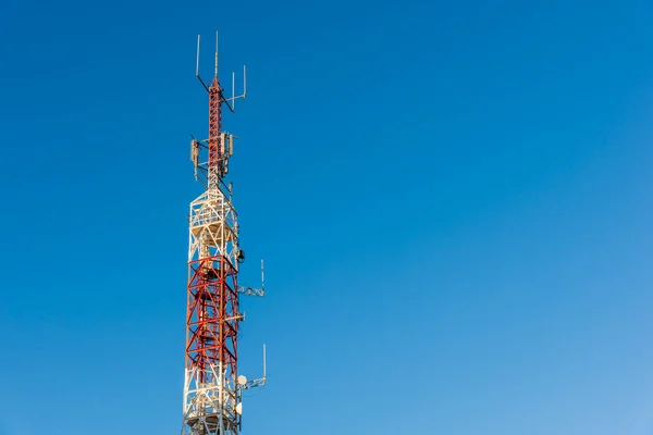 Torres Telecomunicaciones Con Cielo Azul Fondo —  Fotos de Stock