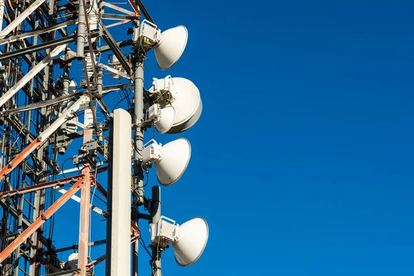 Telekommunikation Torn Med Blå Himmel Bakgrunden — Stockfoto