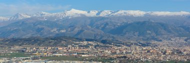 Arka planda Sierra Nevada ile Granada şehrinin panoramik manzarası