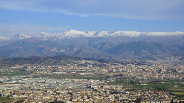 Arka planda Sierra Nevada ile Granada şehrinin panoramik manzarası