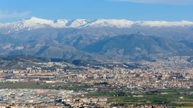 Arka planda Sierra Nevada ile Granada şehrinin panoramik manzarası