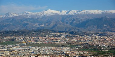 Arka planda Sierra Nevada ile Granada şehrinin panoramik manzarası