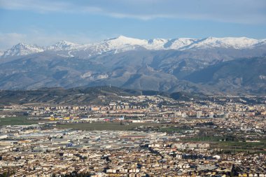 Arka planda Sierra Nevada ile Granada şehrinin panoramik manzarası