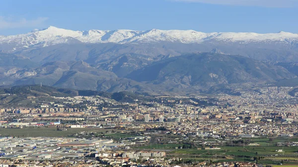 Arka planda Sierra Nevada ile Granada şehrinin panoramik manzarası