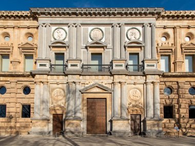 İspanya 'nın Granada kentindeki Carlos V Sarayı' nın güney ve batı cephesi.