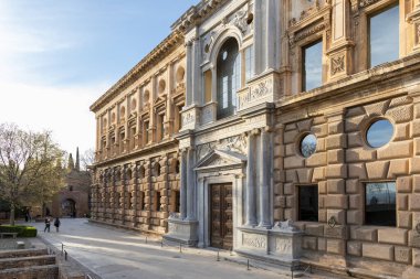 İspanya 'nın Granada kentindeki Carlos V Sarayı' nın güney ve batı cephesi.