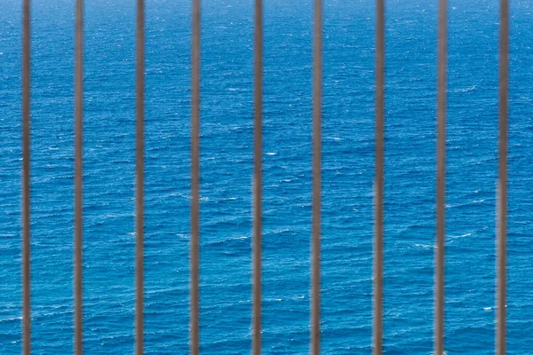 Море Яке Видно Через Залізний Паркан — стокове фото