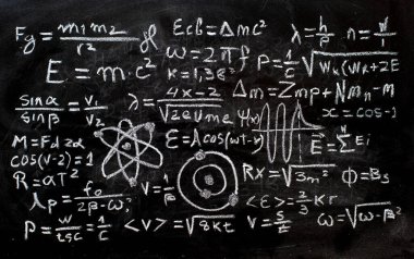 Karatahtaya tebeşirle elle yazılmış kuantum fiziği işlemleri