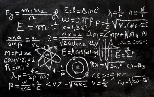 Karatahtaya Tebeşirle Elle Yazılmış Kuantum Fiziği Işlemleri — Stok fotoğraf