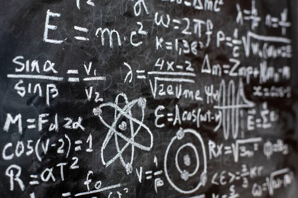 用粉笔写在黑板上的量子物理运算 图库图片