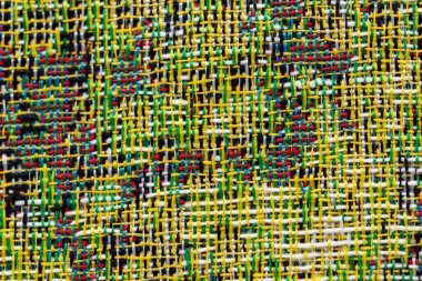 Bir kumaş oluşturan iç içe geçmiş renkli ipliklerin ayrıntıları