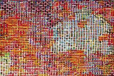 Bir kumaş oluşturan iç içe geçmiş renkli ipliklerin ayrıntıları