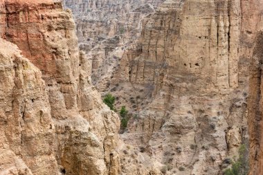 İspanya 'nın Granada Geopark kentindeki Çorak Topraklar dağ oluşumları ile çöl manzarası