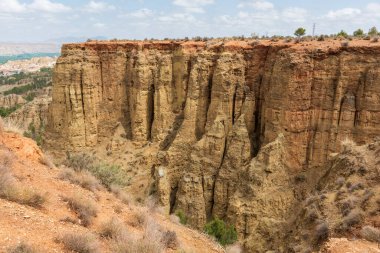 İspanya 'nın Granada Geopark kentindeki Çorak Topraklar dağ oluşumları ile çöl manzarası