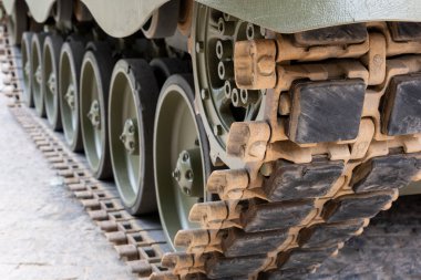 Bir savaş tankının tırtıl tekerleklerinin ayrıntıları.