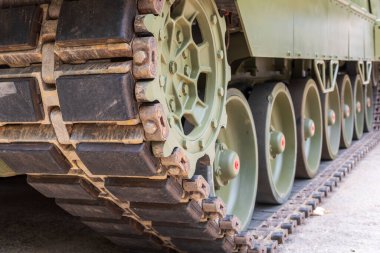 Bir savaş tankının tırtıl tekerleklerinin ayrıntıları.