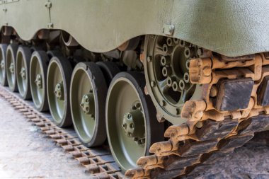 Bir savaş tankının tırtıl tekerleklerinin ayrıntıları.