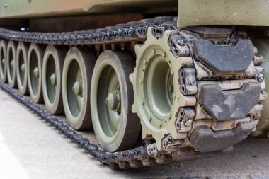 Bir savaş tankının tırtıl tekerleklerinin ayrıntıları.