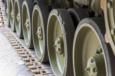 Bir savaş tankının tırtıl tekerleklerinin ayrıntıları.